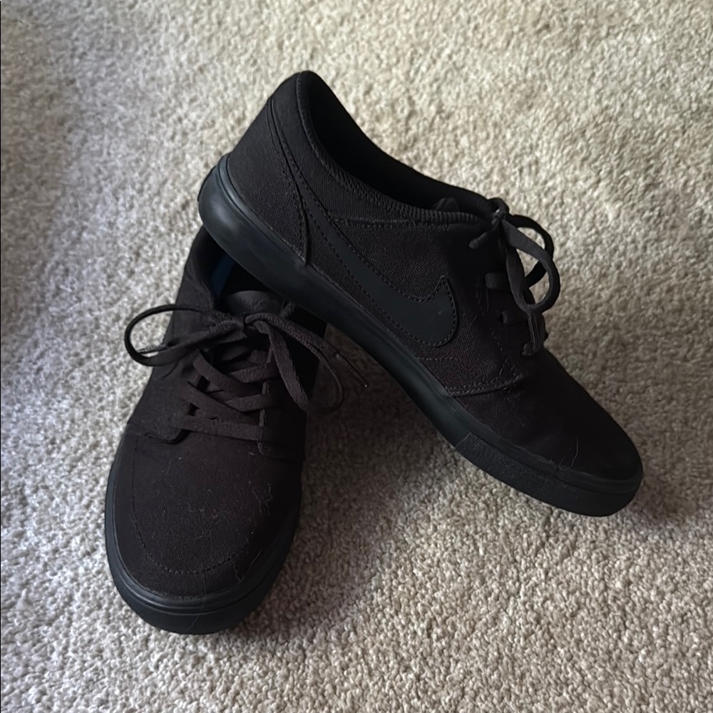 Nike Black Sneakers Ultimate Comfort and Style